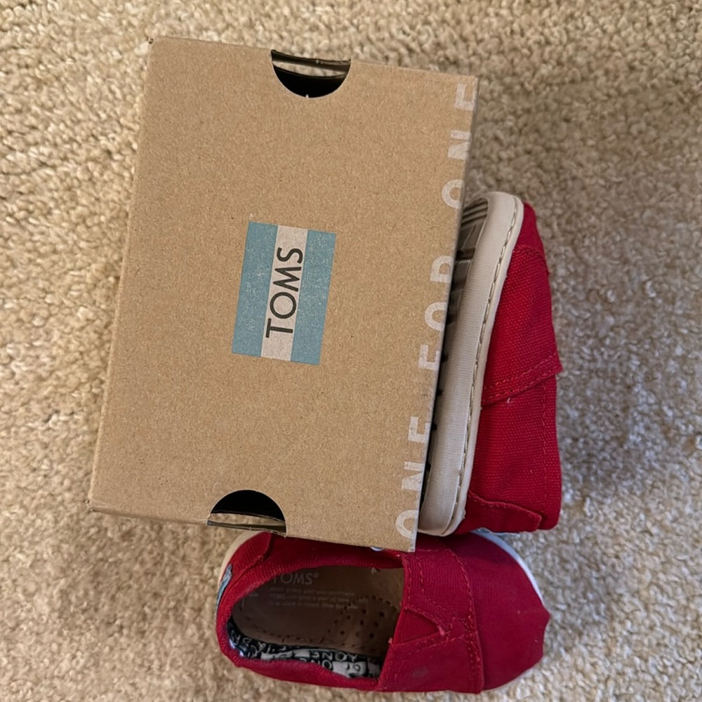 Red canvas Tom’s
